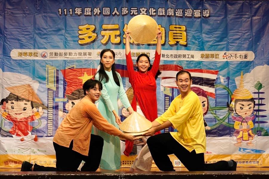 ▲勞工局邀請小朋友上台參與戲劇文化體驗遊戲。（圖／新北市勞工局提供）