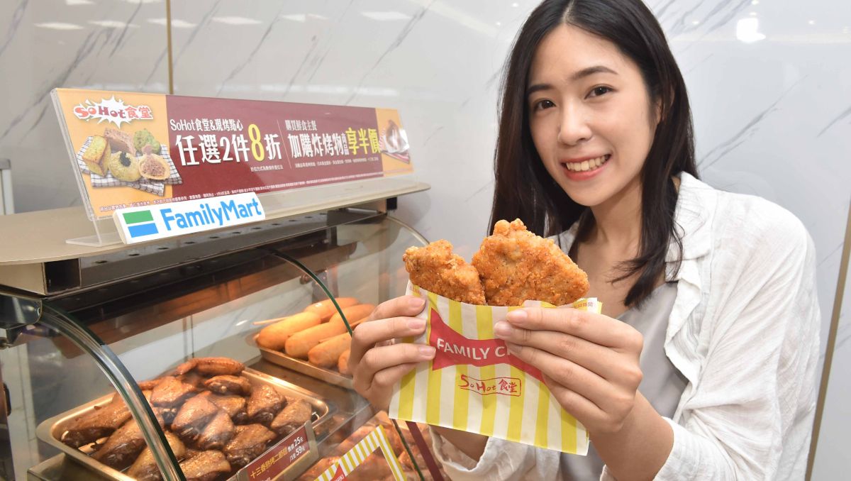 ▲看好炸烤物龐大商機，全家率先在20間門市導入「隱藏版」炸烤物販售櫃，引進日本全家超商熱賣的黃金雞腿排，另同步開賣翅包飯、麻辣腸。（圖／業者提供）