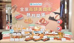 ▲全家新型態熟食區合計推出40項特色點心,企圖打造現做街頭美食街。(圖/業者提供) ▲全家新型態熟食區合計推出40項特色點心,企圖打造現做街頭美食街。(圖/業者提供)