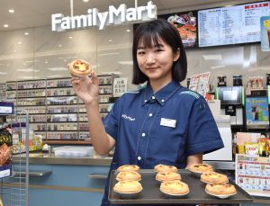▲點心櫃新品首推「葡式千層蛋塔」,到超商也能吃到蛋塔現烤出爐的口感。(圖/全家提供) ▲點心櫃新品首推「葡式千層蛋塔」,到超商也能吃到蛋塔現烤出爐的口感。(圖/全家提供)