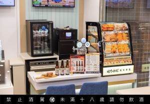 ▲7-11門市積極拓展複合類別,除了酒BAR、現烤哈燒等專區,近期更新推出「果汁Bar」,在門市開賣現打新鮮果汁。(圖/業者提供) ▲7-11門市積極拓展複合類別,除了酒BAR、現烤哈燒等專區,近期更新推出「果汁Bar」,在門市開賣現打新鮮果汁。(圖/業者提供)