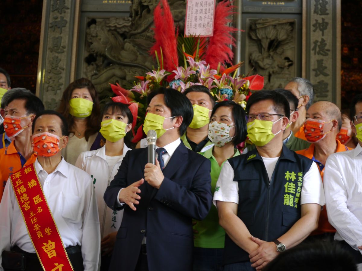 ▲賴清德前往板橋深丘福德宮與民進黨新北市長候選人林佳龍合體進行輔選造勢，致詞時因現場民眾身體不適叫救護車到場，也讓致詞中的賴清德稍有停頓，甚至轉頭觀看狀況。（圖 ／記者吳嘉億攝，2022.9.15）