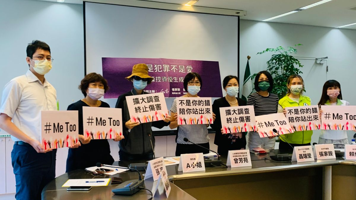 ▲人本陪同受害者A小姐，上月17日在台中市議會民進黨團開記者會控訴狼師，近一個月後風波未息，人本被指控淪為綠營打手。（資料畫面／記者顏幸如攝，2022.09.15）