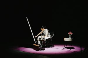 ▲Hosea推出新歌《我記得夢話》，在MV中一人分飾兩角。（圖／華納音樂提供）
