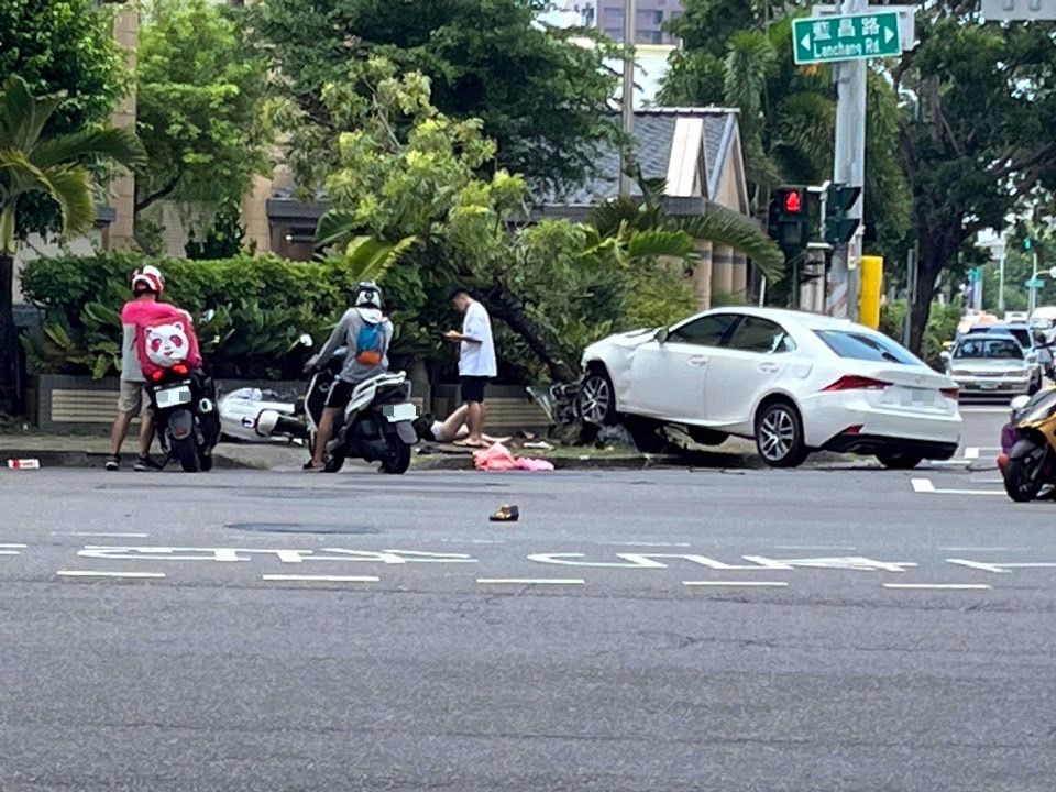 ▲高雄市楠梓區藍昌路前（13）日中午發生一起車禍，左轉休旅車疑似違規搶快，導致直行車急彎閃避，結果撞倒兩位無辜待轉的機車騎士。（圖／翻攝自「我是楠梓人」臉書）