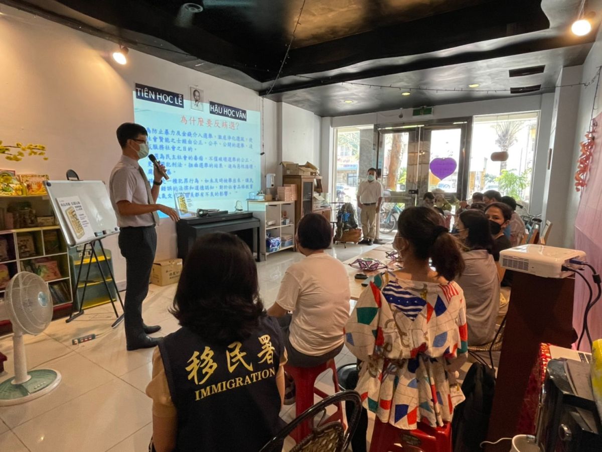 ▲張主任檢察官向新住民及眷屬宣導反賄選。（圖／移民署提供）