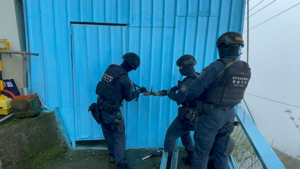 ▲台中市刑大警方與特勤中隊破門進入製毒的鐵皮屋（圖/記者鄧力軍翻攝）