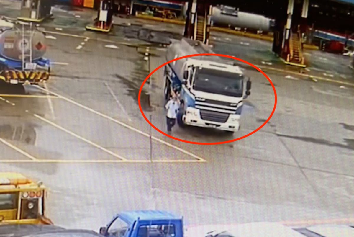 ▲基隆市七堵區實踐路的中油石門供油服務中心廠區內，13號發生一起車禍，一位工人遭同事開車輾過，大腿骨折送醫。（圖／翻攝畫面）