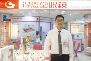 報導 ▲得恩堂店經理徐振凱表示:成立超過八十年的得恩堂致力於提升驗光師素質,守護全民視力健康。(圖/NOWnews攝)