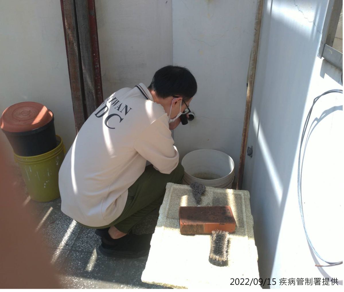 ▲防疫人員於高雄市前鎮區執行孳生源查核，協助民眾檢視家中容器是否有積水產生孑孓或蚊卵。（圖／疾病管制署提供）