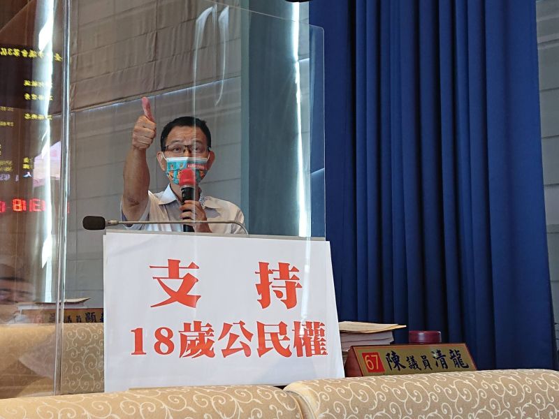 ▲議員陳清龍詢問市長盧秀燕對18歲擁有公民權的態度、看法(圖／柳榮俊攝2022.9.15)