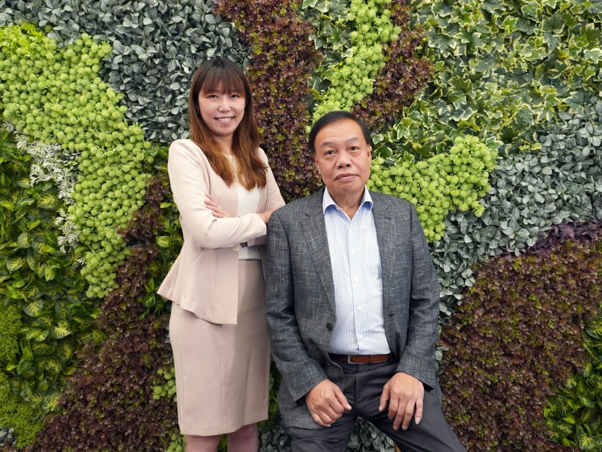 ▲雲豹能源2021年入主煒盛，即在今年接連拿下桃園機場西側汙水處理廠及自來水儲水加壓站兩大標案，雲豹能源總經理趙書閔(左)與煒盛董事長張家豪合影。（圖／品牌提供）