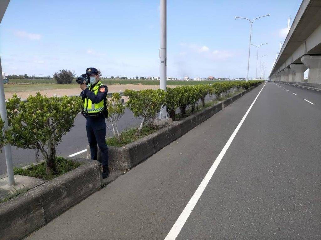 ▲去年10月8日凌晨，台中市吳姓女子開車行駛在中山高速公路，測得時速229公里，超速高達119公里，開罰3萬6000元，不過吳女提起行政訴訟，最終判決撤單。（示意圖／NOWnews資料照）