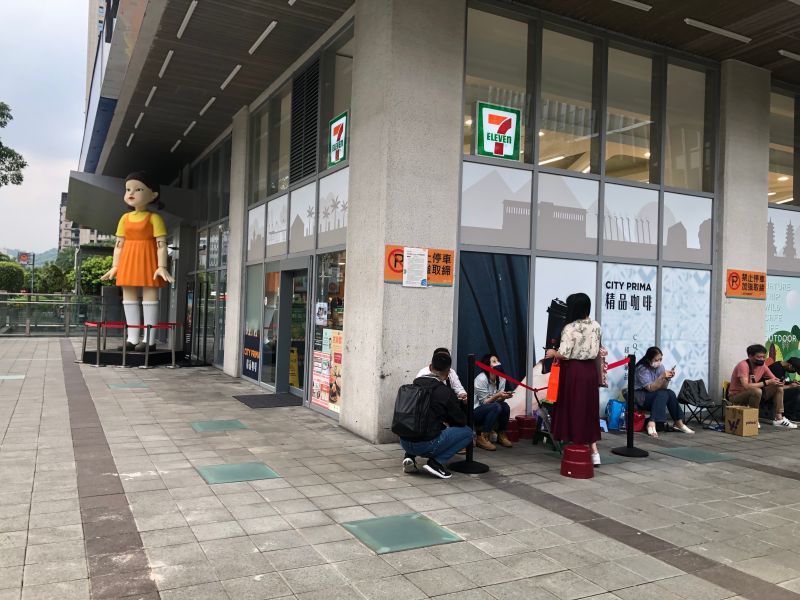 ▲中華電信明（16）日上午8點，將在台北東區服務中心舉辦「iPhone 14新機首賣會」，一些民眾已提前卡位。（圖／記者張志浩攝）