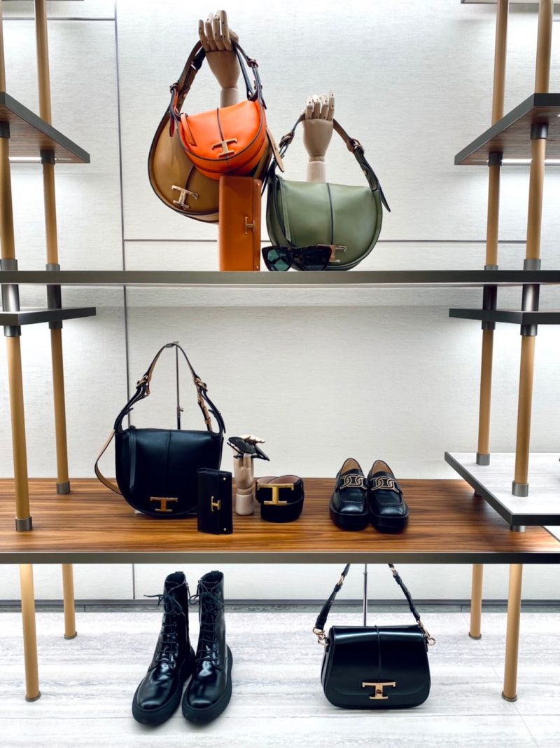 ▲TOD’S 微風南山全新概念店首賣 T TIMELESS 迷你半月包和鎖頭包系列。(圖/記者蕭涵云)