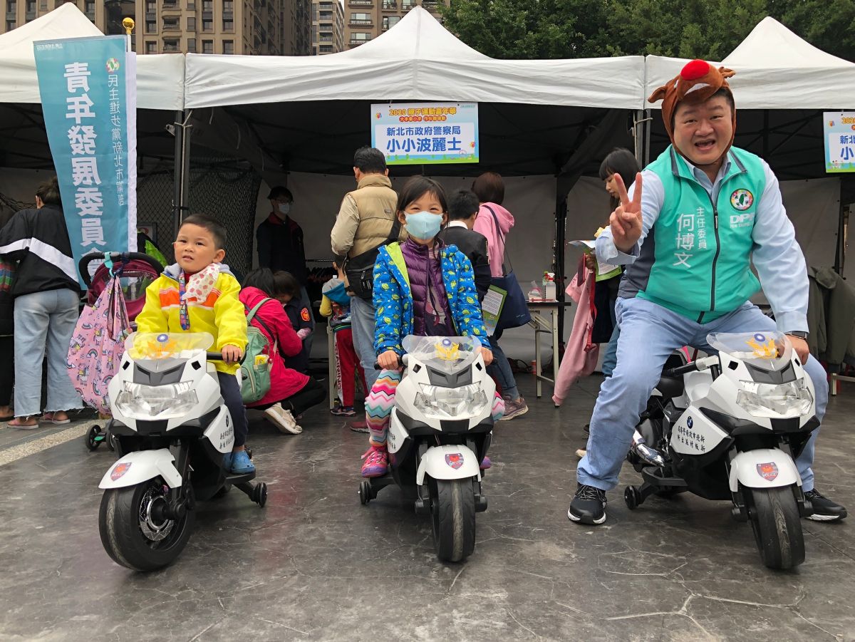 ▲民進黨新北市黨部舉辦露天星空親子電影院，主委何博文表示現場也設有氣墊遊戲區與童趣市集區，邀市民重溫兒時回憶。（圖 ／民進黨新北市黨部提供）