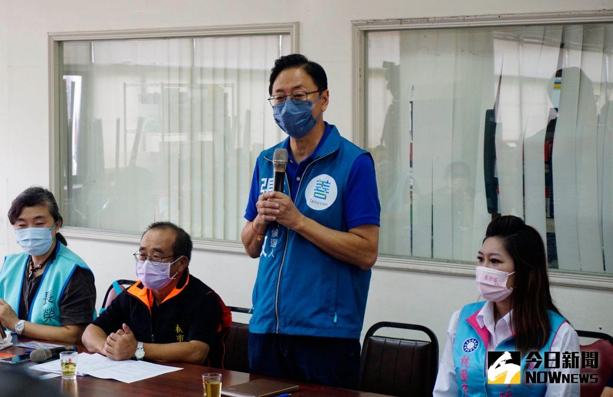 ▲張善政指出，大家看到昨天有位名嘴在臉書貼出合約裡面的保密條款，白紙黑字，反擊陳吉仲說沒有終身保密條款的說法是「睜眼說瞎話」。（圖／記者李春台攝，2022.09.15）