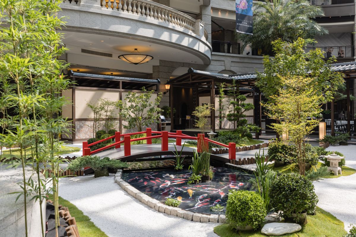 ▲BELLAVITA寶麗廣塲迎接13週年慶，即日起於9/28在中庭打造日式和風庭院，在清幽竹影裡踩在石板小徑中、步上紅橋，品嚐北海道牛乳「白鬍子霜淇淋」及獨家限定京都抹茶口味的「正面奶酥」，一秒到日本。（圖／BELLAVITA寶麗廣塲提供）