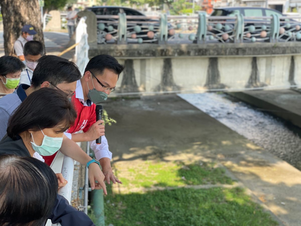 ▲市議員林智鴻在接獲市民反映鳳山溪週邊小黑蚊問題， 今天下午前往鳳西國小旁鳳山溪現勘。（圖／翻攝畫面）