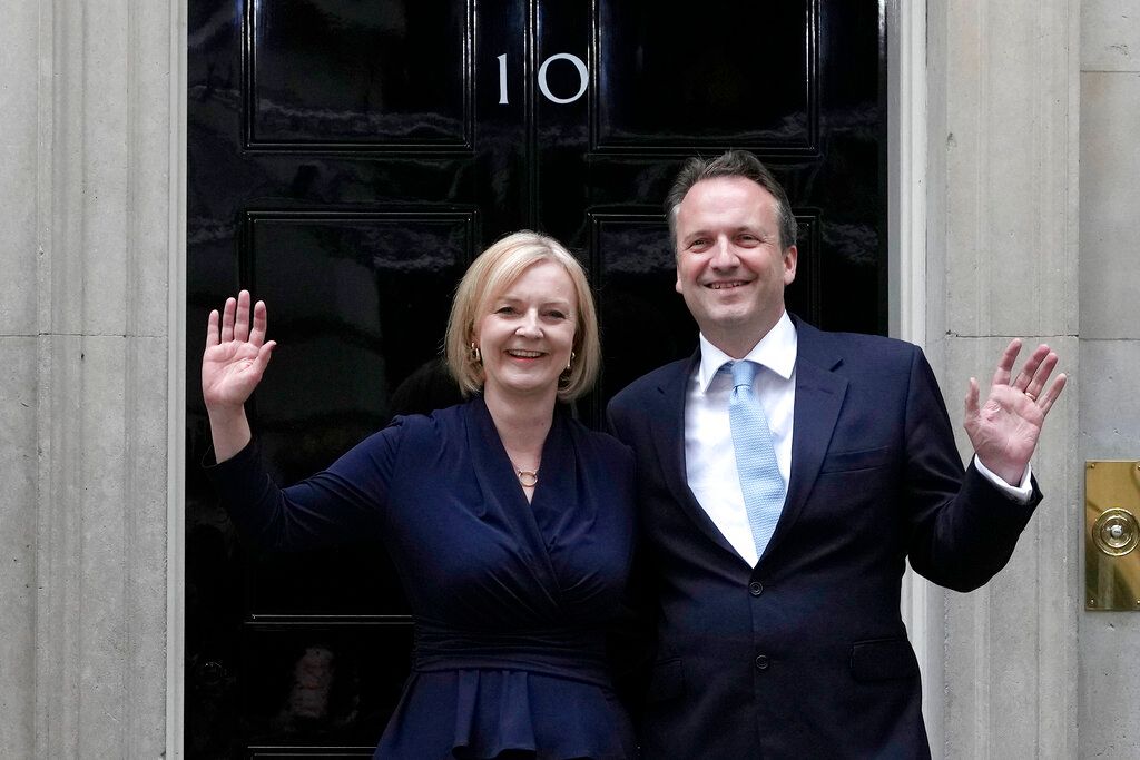 ▲特拉斯（左）成為英國憲政史上第三位女首相後，丈夫歐萊瑞（右）作為英國「第一先生」，兩人的關係與背景也掀起外界討論。（圖／美聯社／達志影像）