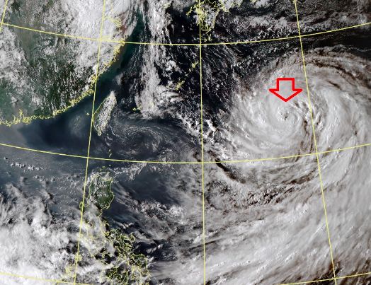 ▲鄭明典在臉書貼圖指出，第14號颱風「南瑪都」的雲系範圍很廣，直徑在2000公里等級。（圖／翻攝鄭明典臉書）
