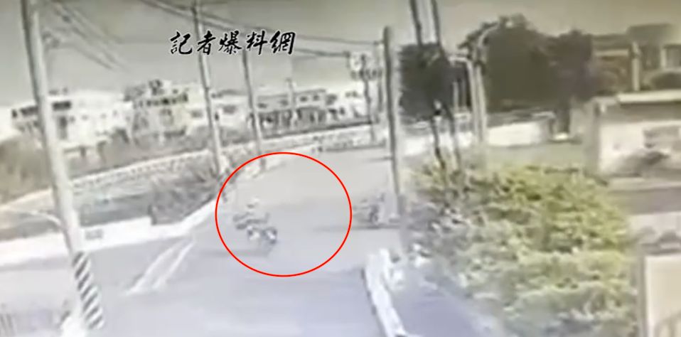 ▲彰化鹿港巡佐騎重機過路口，遭轎車撞上後捲入車底，最終於今天（16日）上午不幸逝世。（圖／翻攝自記者爆料網）