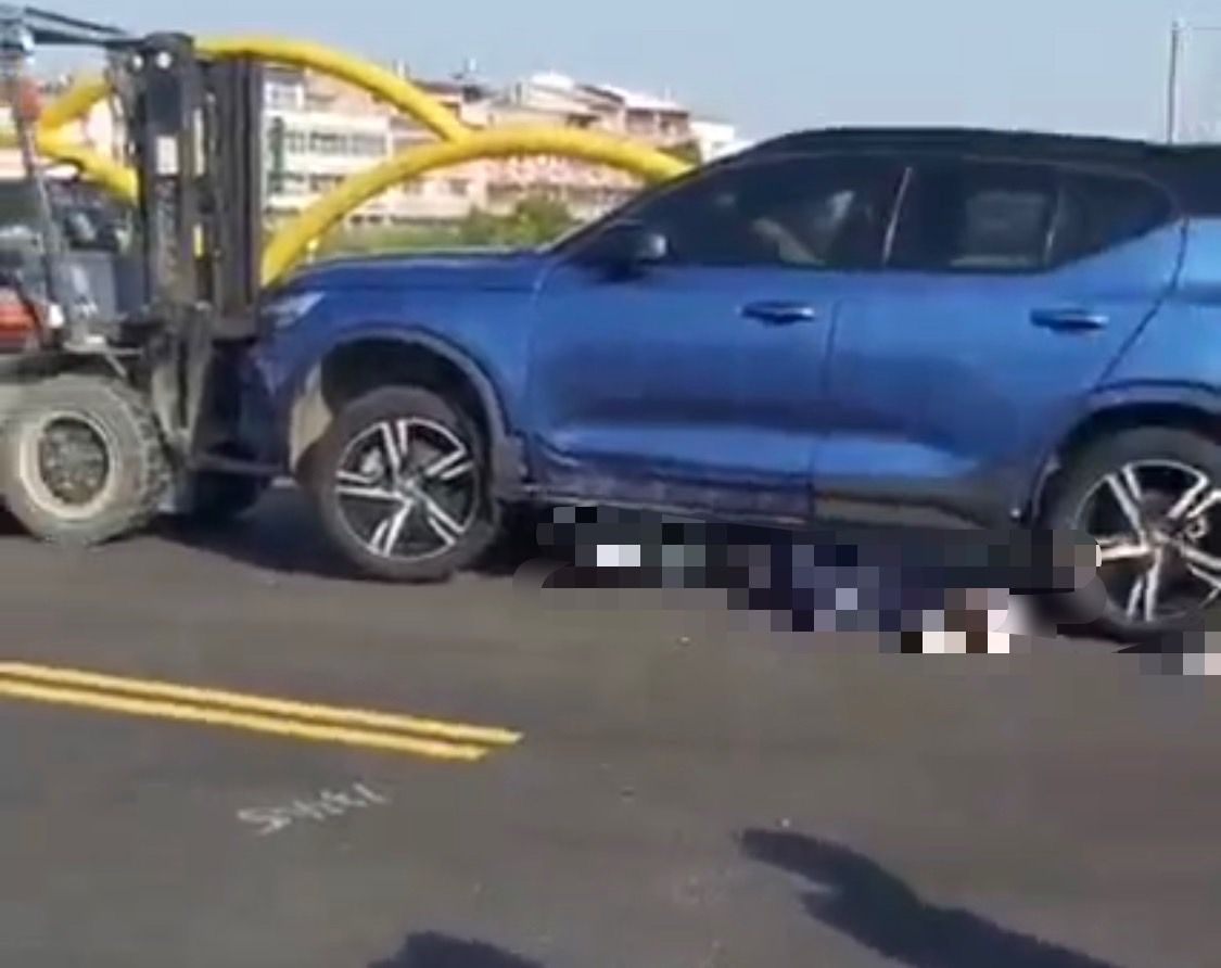 ▲彰化鹿港巡佐騎重機過路口，遭轎車撞上後捲入車底命危。（圖／翻攝自記者爆料網）