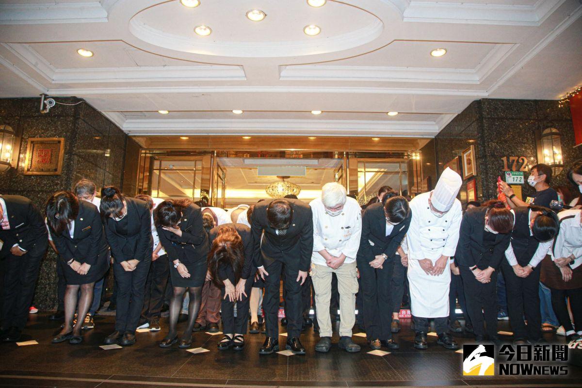 ▲神旺大飯店今晚熄燈，員工一字排開鞠躬道謝。（圖／記者葉政勳攝 , 2022.09.15）