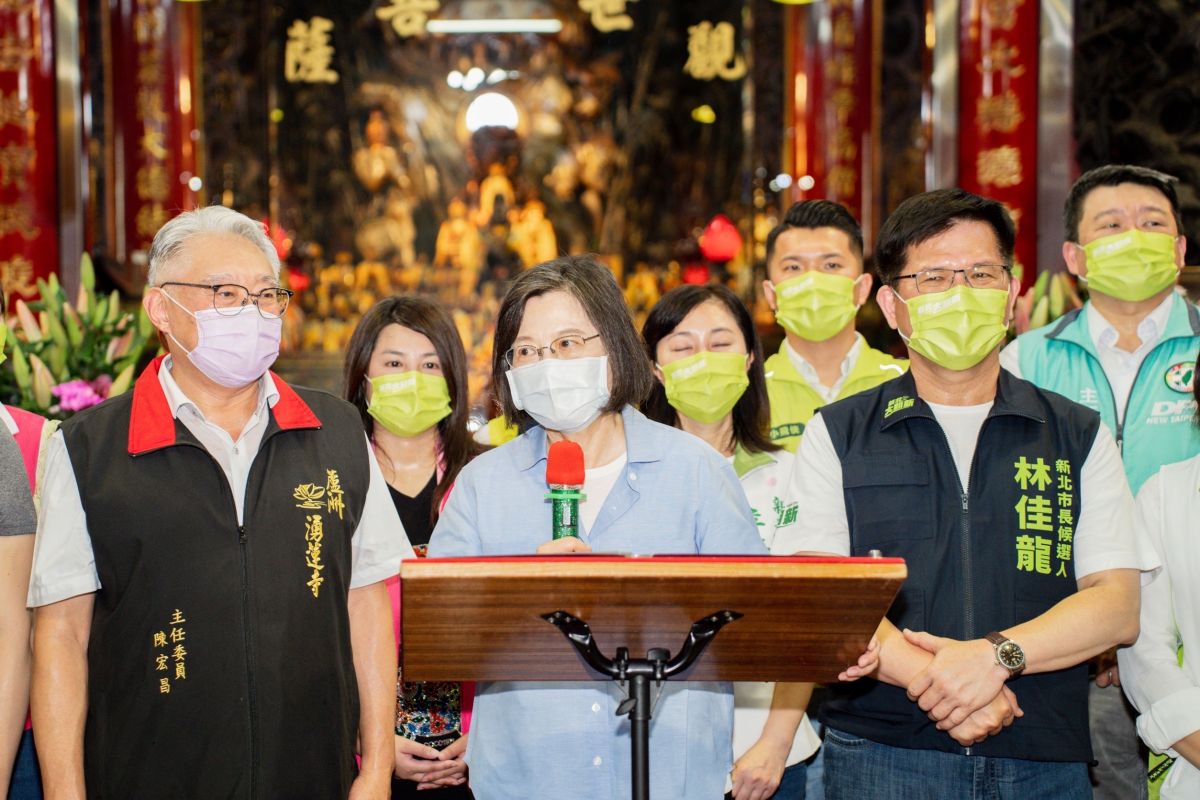 ▲蔡英文合體林佳龍到湧蓮寺參香祈福，由剛接任國策顧問的主委陳宏昌出面接待，並自揭已答應擔任侯友宜蘆洲競選總部主委。（圖 ／林佳龍競選辦公室提供）