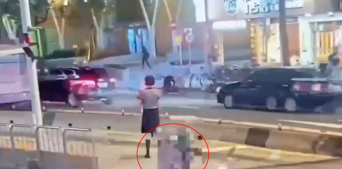 ▲台北市一名70多歲老翁穿越馬路，遭煞車不及的機車撞上，倒地昏迷。（圖／翻攝畫面）