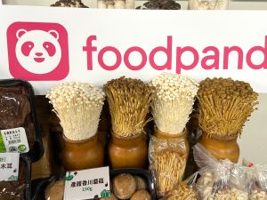 ▲相當百搭的「金針菇」，是熊貓超市內菇類銷量冠軍。(圖／記者周淑萍攝)