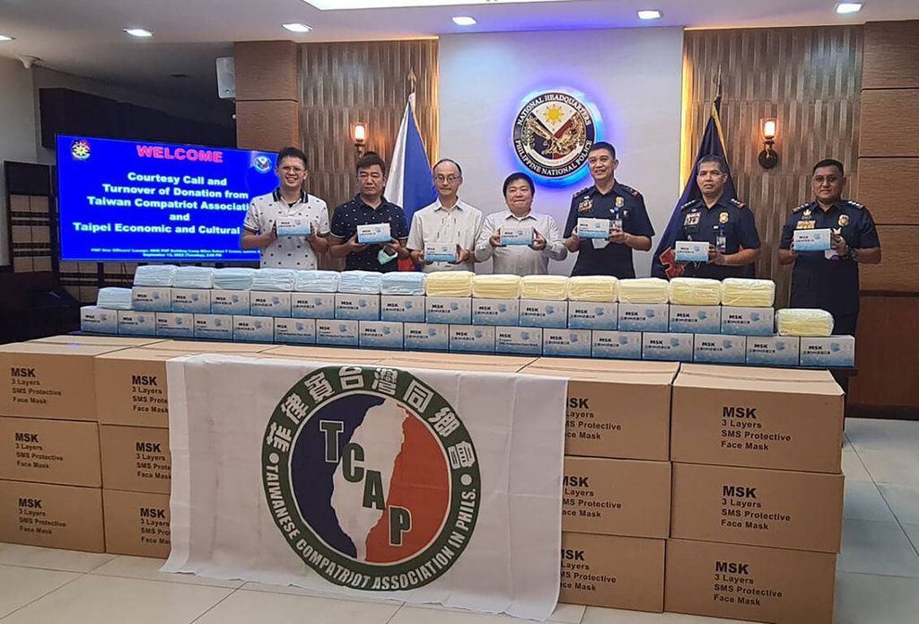 ▲菲律賓台灣同鄉會祕書長邱裕庭、理事黃得富等人代表會長蘇國芳，13日拜會菲律賓國家警署並致贈10萬片口罩。（圖／菲律賓台灣同鄉會提供）