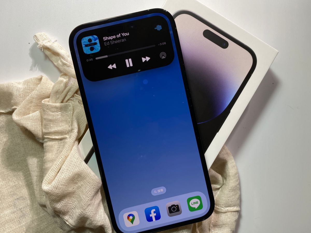 ▲iPhone 動態島推出後部分用戶認為用途不大，但事實上可以直接操控和檢視正在運行的App，對於多數人來說還是相當實用。(圖／記者周淑萍攝)