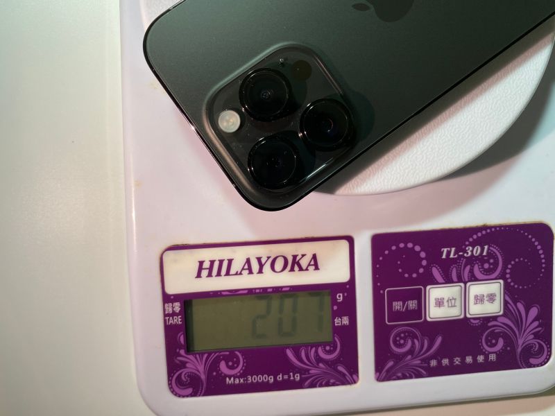▲iPhone 14 Pro實際測量重量為207公克。(圖／記者周淑萍攝)