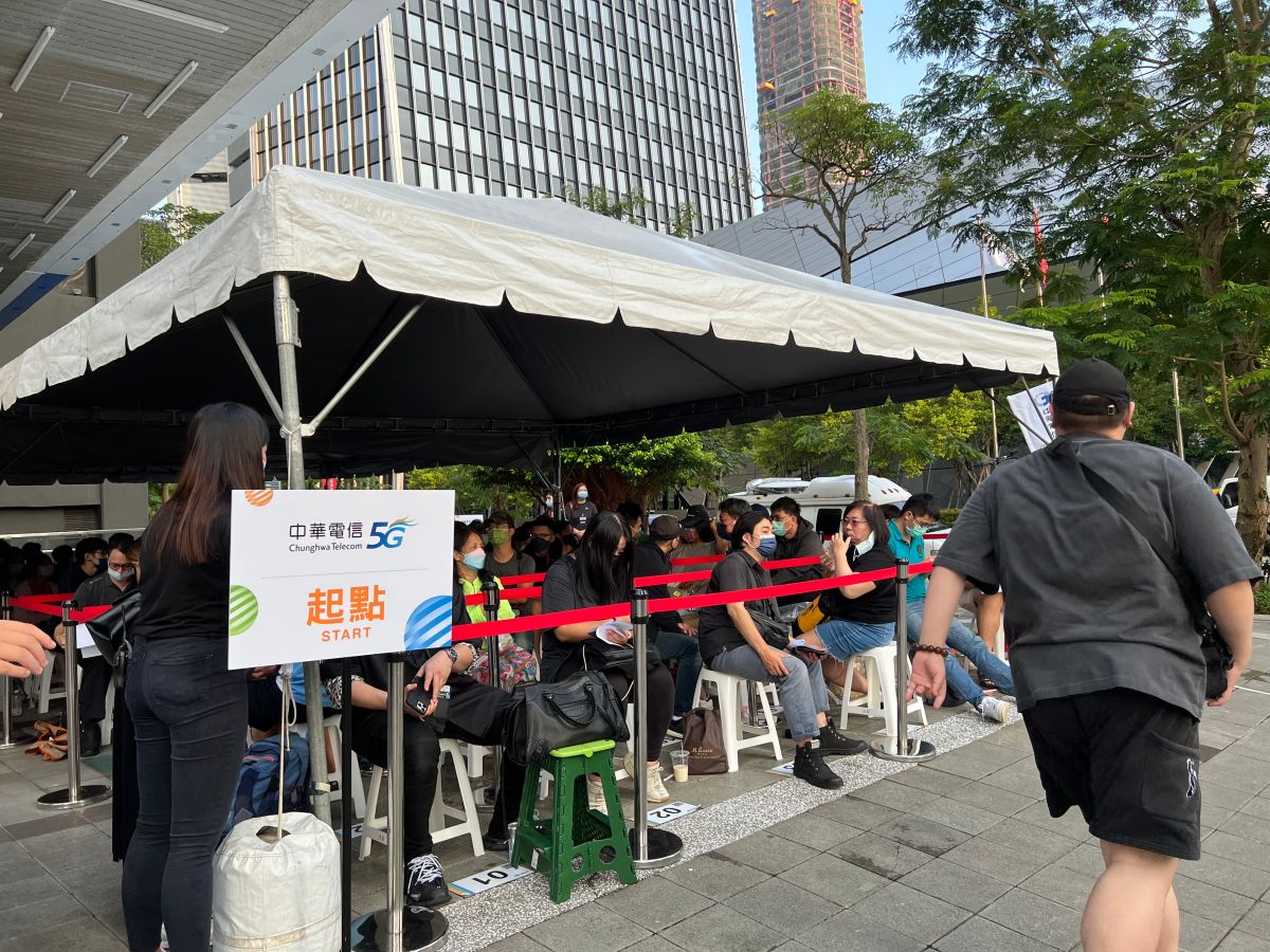 ▲ iPhone 14 今（16）日正式開賣，中華電信台北東區服務中心昨晚就湧入大批人潮排隊。（圖／記者張志浩攝）