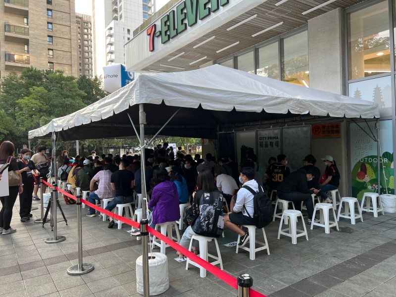 ▲現場前80名贈送的3600元優惠券,早晨民眾已通通排隊卡位。(圖/記者張志浩攝)