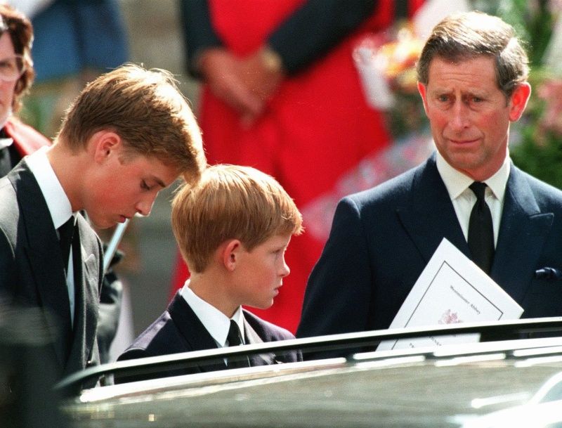 ▲1997年，分別才15和12歲的威廉與哈利，跟父親查爾斯一起出席母親葬禮。（圖／美聯社／達志影像）