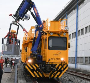 ▲中鋼公司承製高鐵電車線工程車，進行升降旋轉多功能作業平台。(圖／中鋼公司提供)