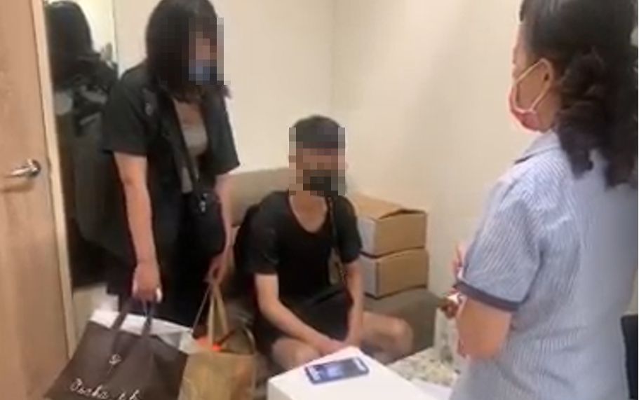 ▲15日晚間一對年輕男女，搭車時認為司機「危險駕駛」，因此在車上偷偷錄影，事後再向客運業者索討10萬元「買斷費」。（圖／翻攝臉書爆廢公社）