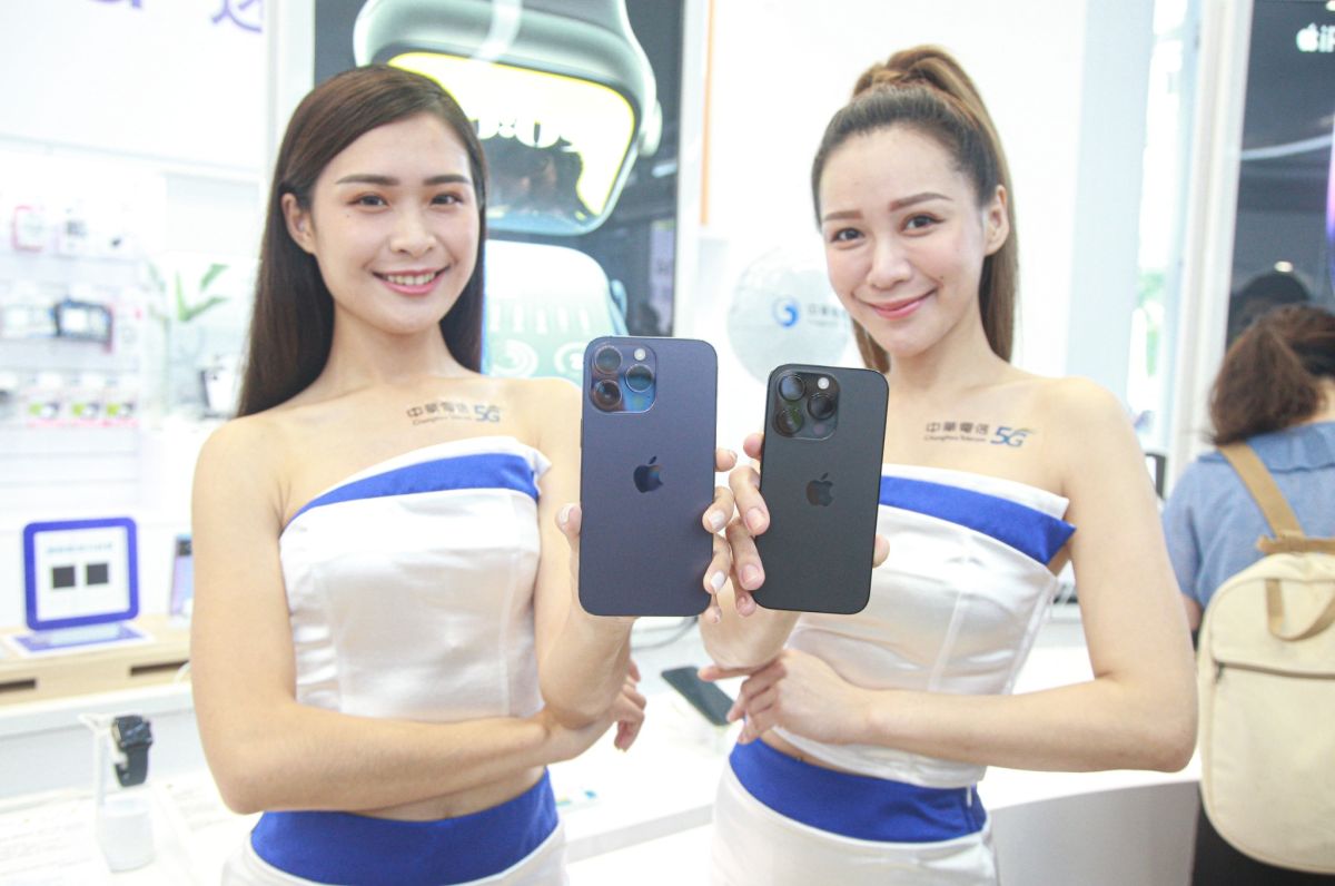 ▲蘋果 iPhone 14在今（16）日正式開賣，新款機型吸引大批民眾排隊搶購。（圖／記者葉政勳攝）