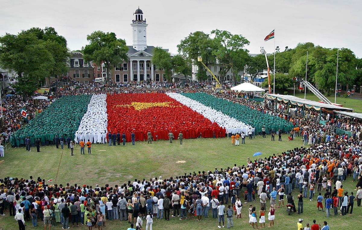 ▲南美國家蘇利南表示，政府數十年來都在試圖根除過去的「犯罪和跨境活動」，不滿近日有韓國影集將其描述為「毒品國家」。圖為蘇利南國旗。（圖／美聯社／達志影像）