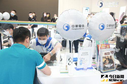 ▲民眾至中華電信辦理電信業務。（圖／記者葉政勳攝 , 2022.09.16）