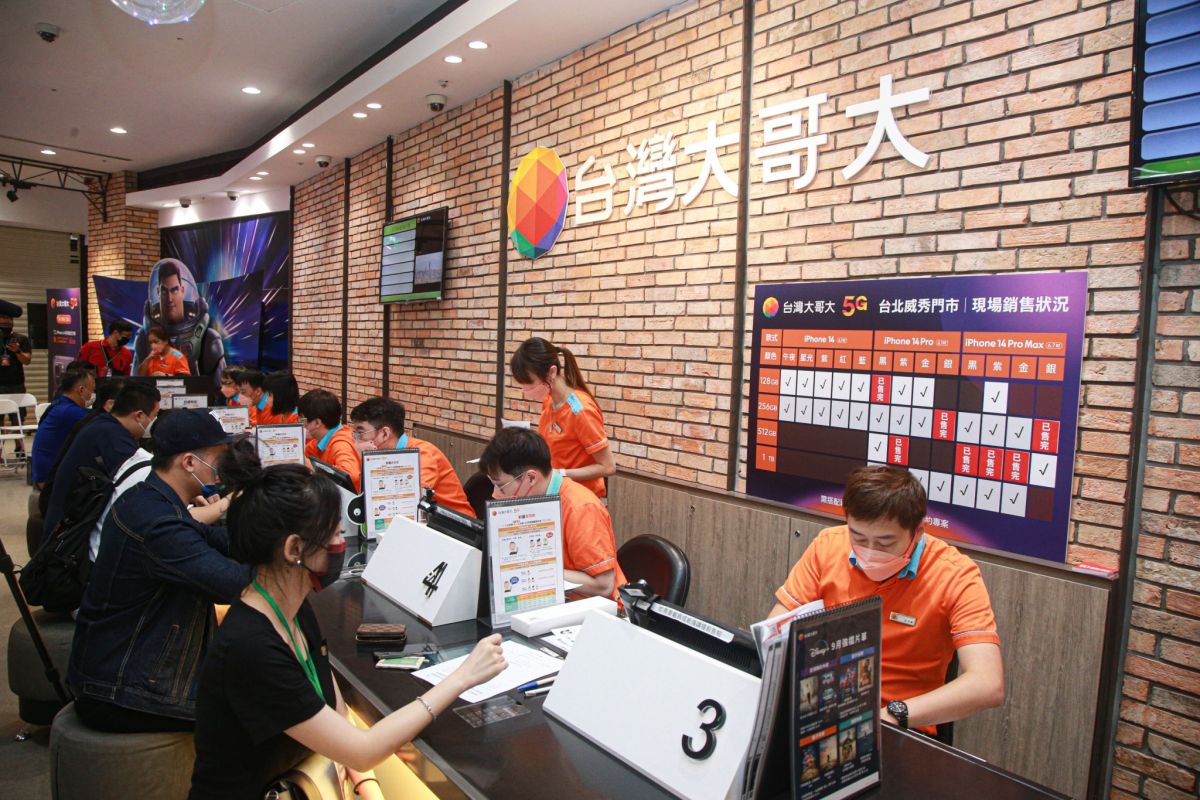 ▲「台台併」經NCC決議附附款通過後，台灣大哥大全體董事提出3項疑慮，認為頻譜附款於法無據、窒礙難行、有損雙方用戶及股東權益，將於農曆年後召開正式董事會做出決議。（圖／記者葉政勳攝）