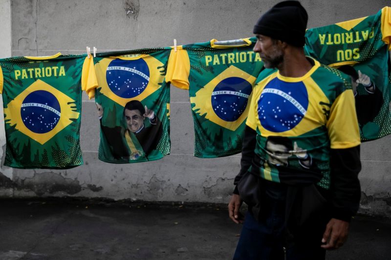 ▲巴西即將到來的10月總統選舉火藥味濃，引發選民恐懼。圖為印有現任總統波索納洛照片的上衣，他有意競選連任。（圖／美聯社／達志影像）