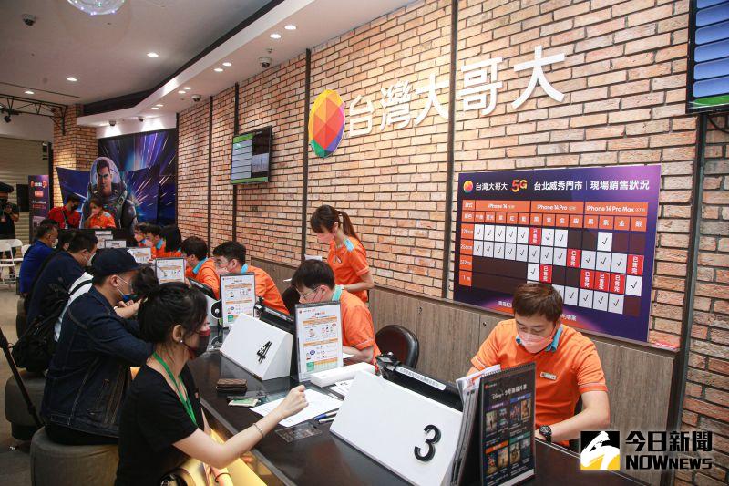 ▲母親節檔期到台灣大哥大申辦指定資費最多可省3000元。(資料照片,圖/記者葉政勳攝)