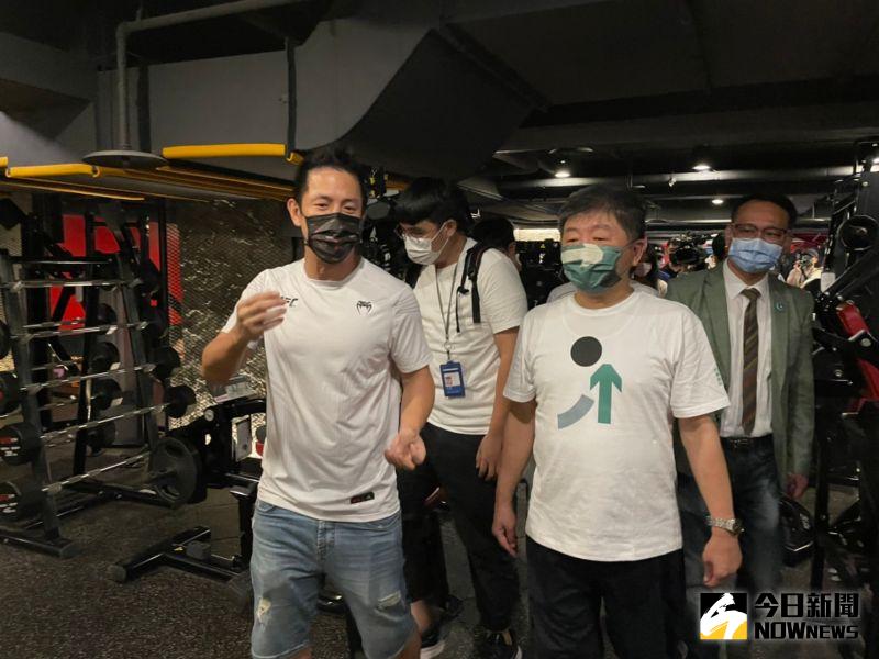 ▲陳時中參觀健身房的各項器材。（圖／記者黃宣尹攝，2022.09.16）