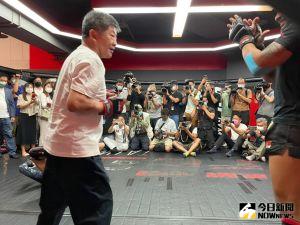 陳時中站上擂台,在教官指引下學習防身術。 ▲陳時中站上擂台,在教官指引下學習防身術。(圖/記者黃宣尹攝,2022.09.16)