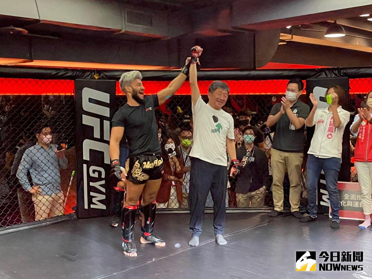 ▲教官高舉陳時中的手，這時主持人也喊起凍蒜，場面相當有趣。（圖／記者黃宣尹攝，2022.09.16）