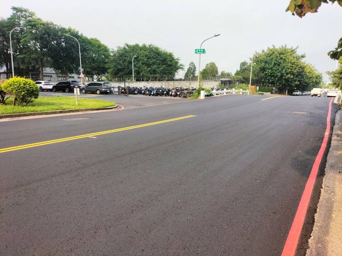 ▲左營軍區介壽路瀝青混凝土(AC)刨鋪施工後。(圖／高市府水利局提供)