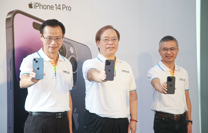▲中華電信董事長謝繼茂(中)預估, iPhone 14 全系列新機,年底銷量有望來到20萬支。(圖/記者葉政勳攝)